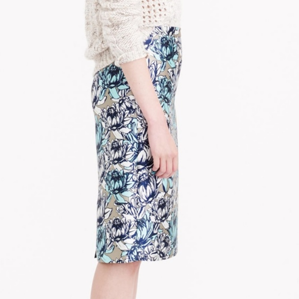 COPY - J. Crew Pencil Skirt in Water Lily Floral Print, 0 - Picture 3 of 4